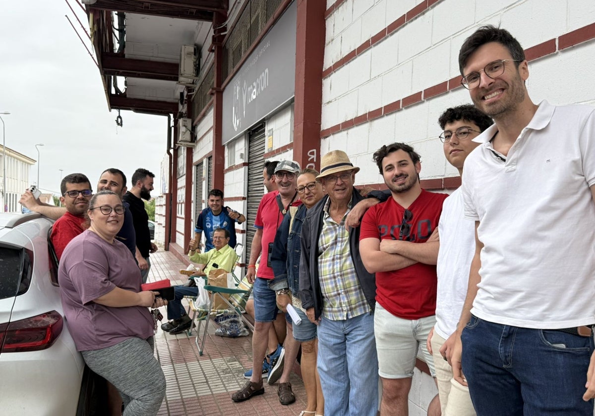 Los primeros aficionados del Mérida haciendo cola en el Romano para conseguir las entradas.