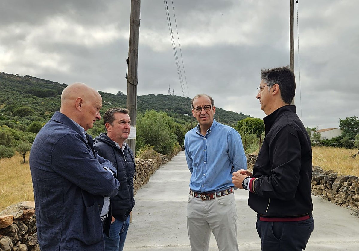 El alcalde, en el centro de la imagen, en la visita a la zona en la que se ha intervenido en la Sierra de la Mosca.