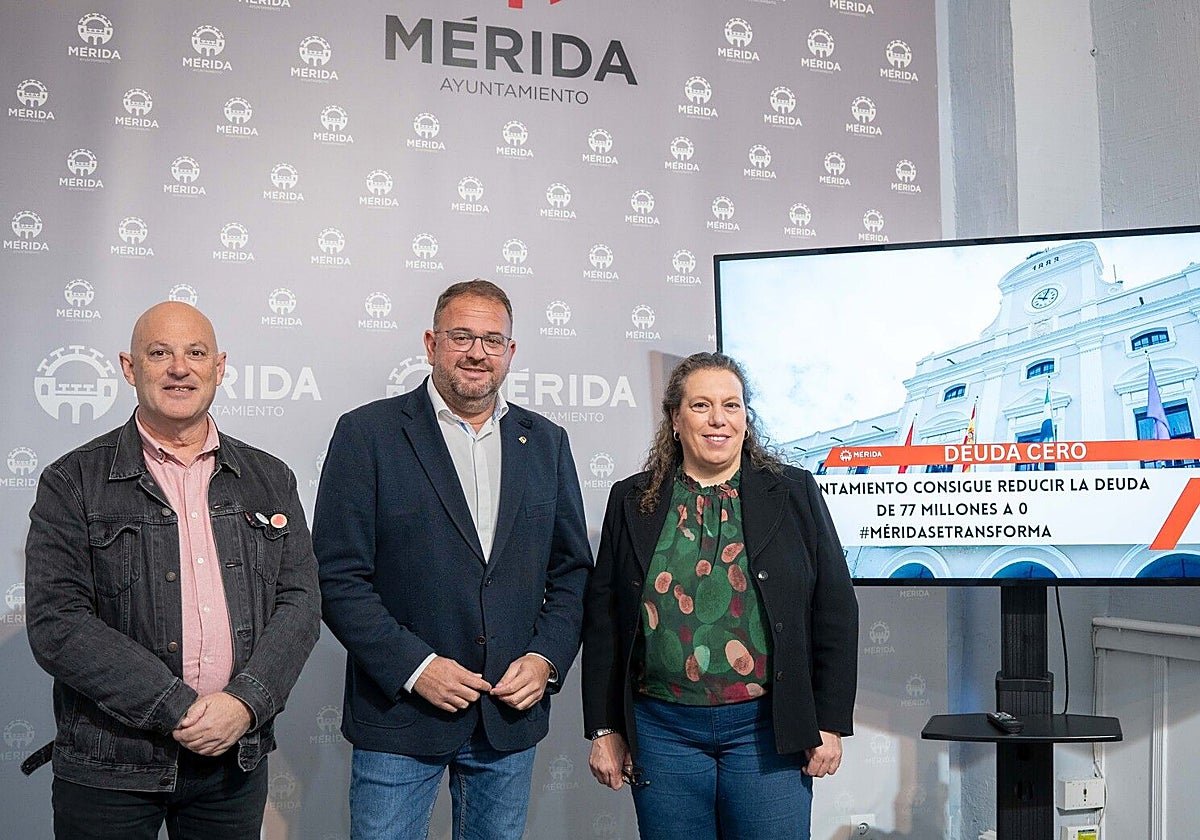 Antonio Rodríguez Osuna, alcalde de Mérida, entre los concejales Fuster y Carmen Yáñez.