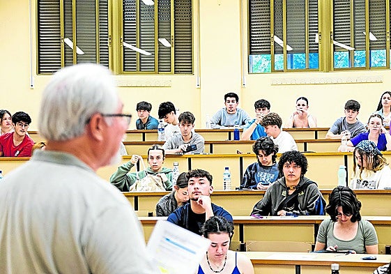 Un profesor explica las normas a los aspirantes de la PAU en el primer examen celebrado este martes en Badajoz.
