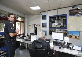 El jefe de la Policía Local, Benedicto Cacho, con otro agente en el centro de control.