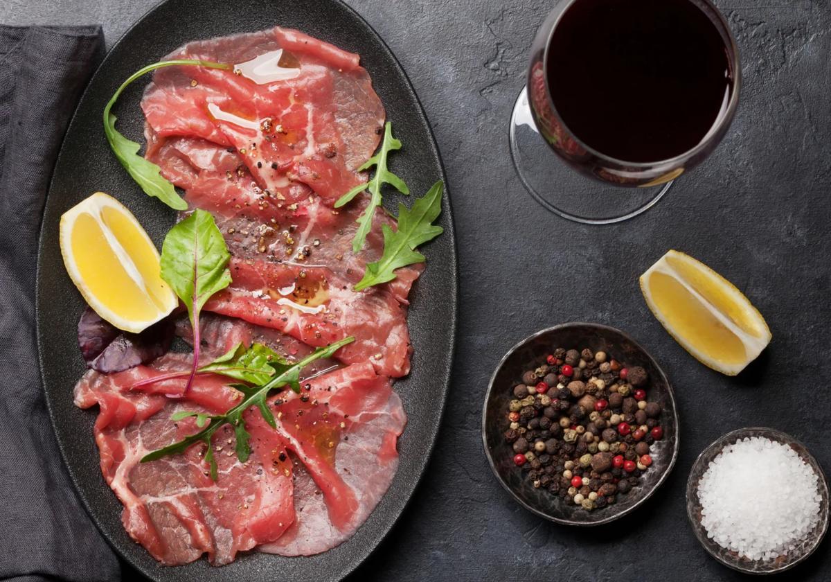 Carpaccio de ternera marinada con rúcula y parmesano en casa