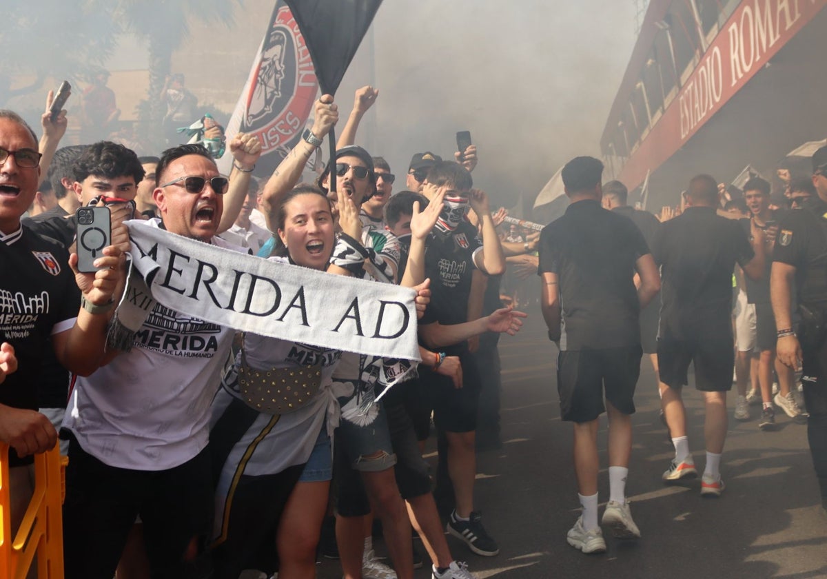 Momentos del corteo y del recibimiento de la afición emeritense el pasado domingo.