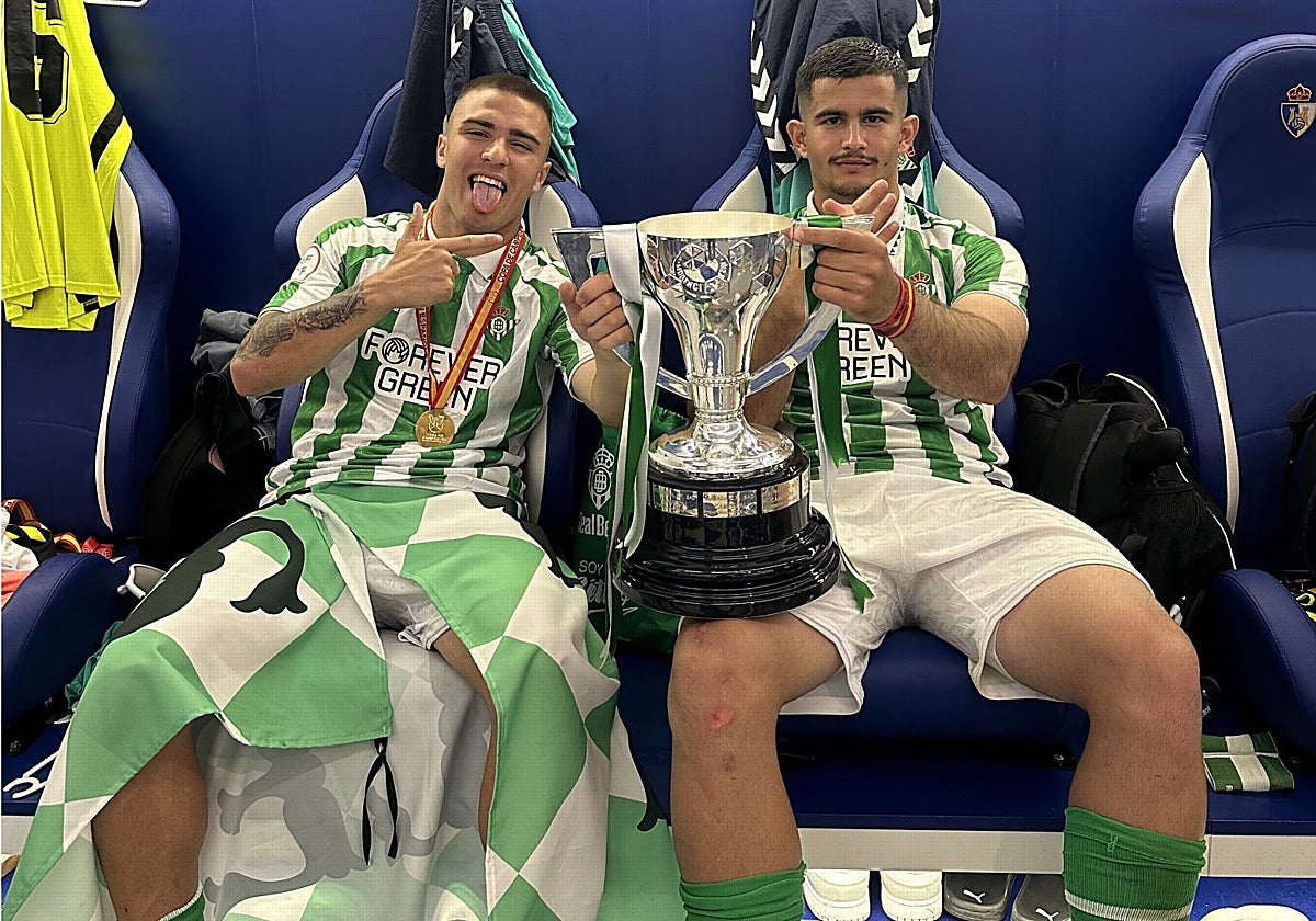 Rodrigo Marina (derecha) junto a su compañero Pablo García, con la Copa.