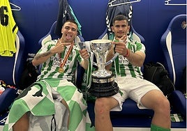 Rodrigo Marina (derecha) junto a su compañero Pablo García, con la Copa.