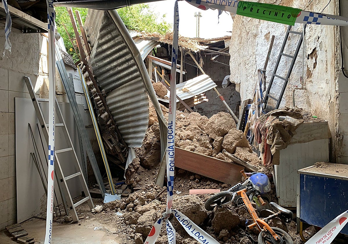 Área del patio de la vivienda que ha sido precintada tras el derrumbe.