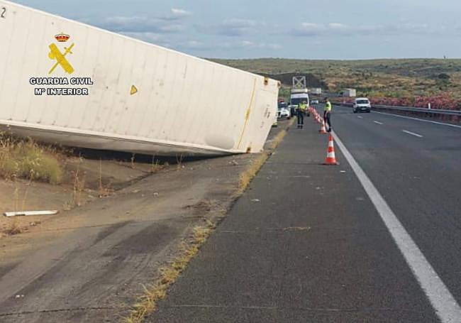 Guardia Civil en la zona donde el camión ha quedaod volcado.