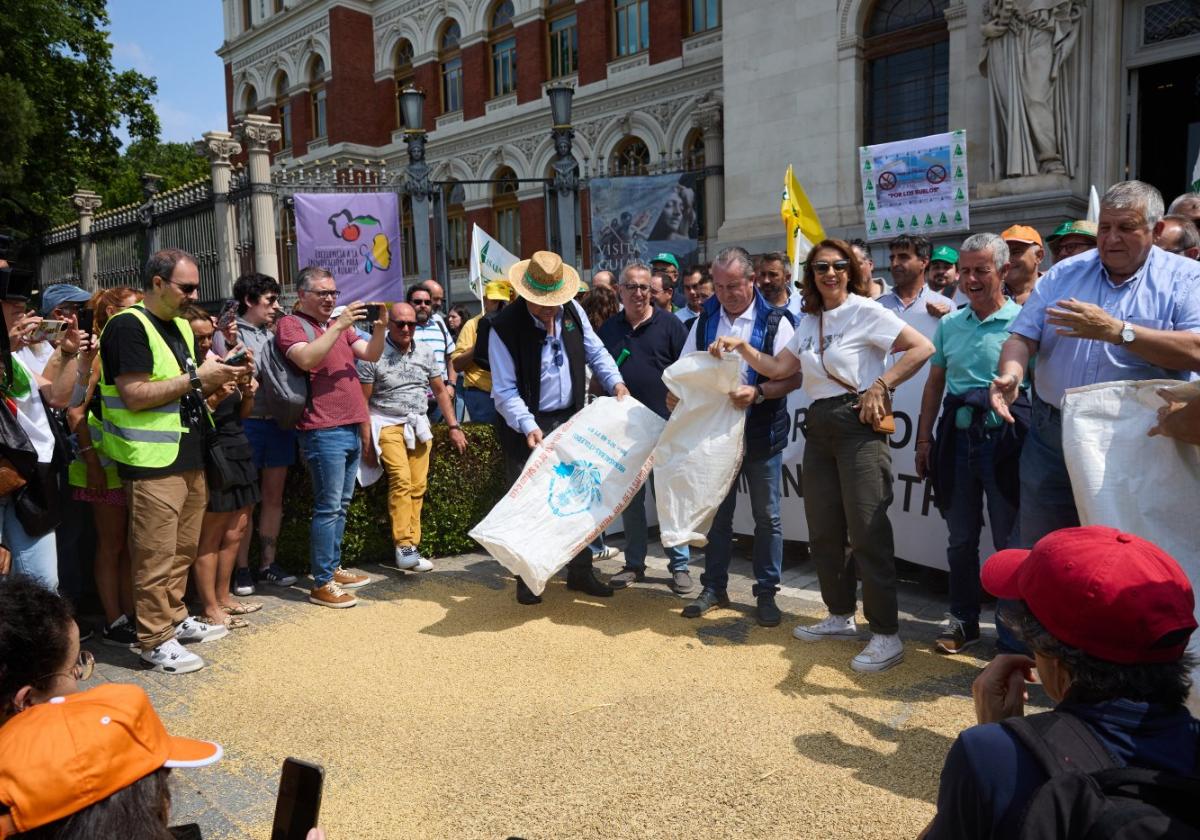 Manifestación de agricultores ayer ante la sede del MAPA.