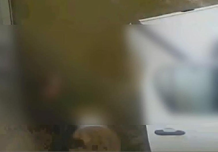 El antiguo trabajador fue capatado por las cámaras.