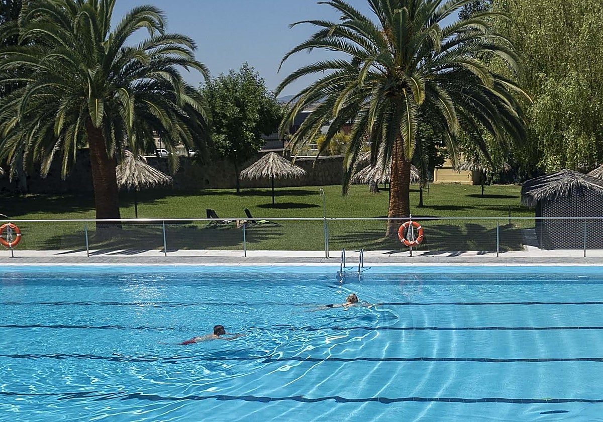 Imagen de la piscina del camping de Cáceres, este jueves por la mañana, durante su primer día de apertura al público.