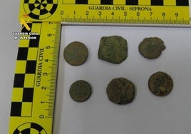 Detector de metales y monedas incautadas a los dos detenidos.