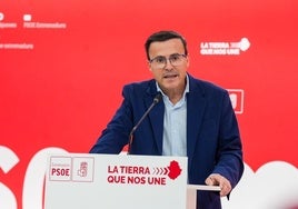 Miguel Ángel Gallardo, en una comparecencia en rueda de prensa en la sede del PSOE en Mérida