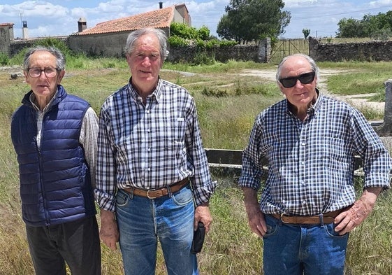 Los tres hermanos, con Ricardo en el centro.