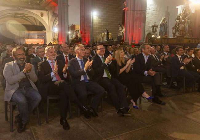 Los asistentes al acto aplauden durante uno de los momentos de la gala.