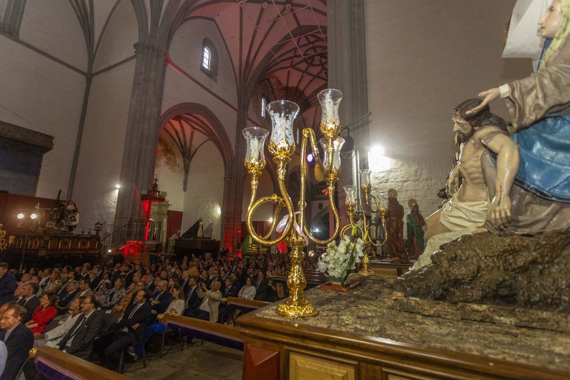 La ceremonia se celebró con la presencia de los pasos de la Semana Santa placentina. 