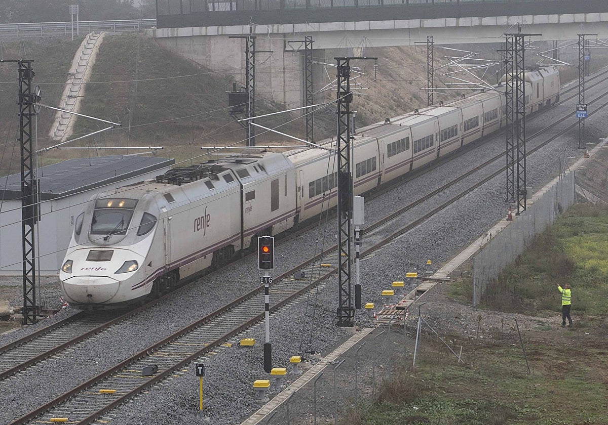 Tren Alvia en el estreno de una de las vías del baipás de Mérida el pasado mes de diciembre.