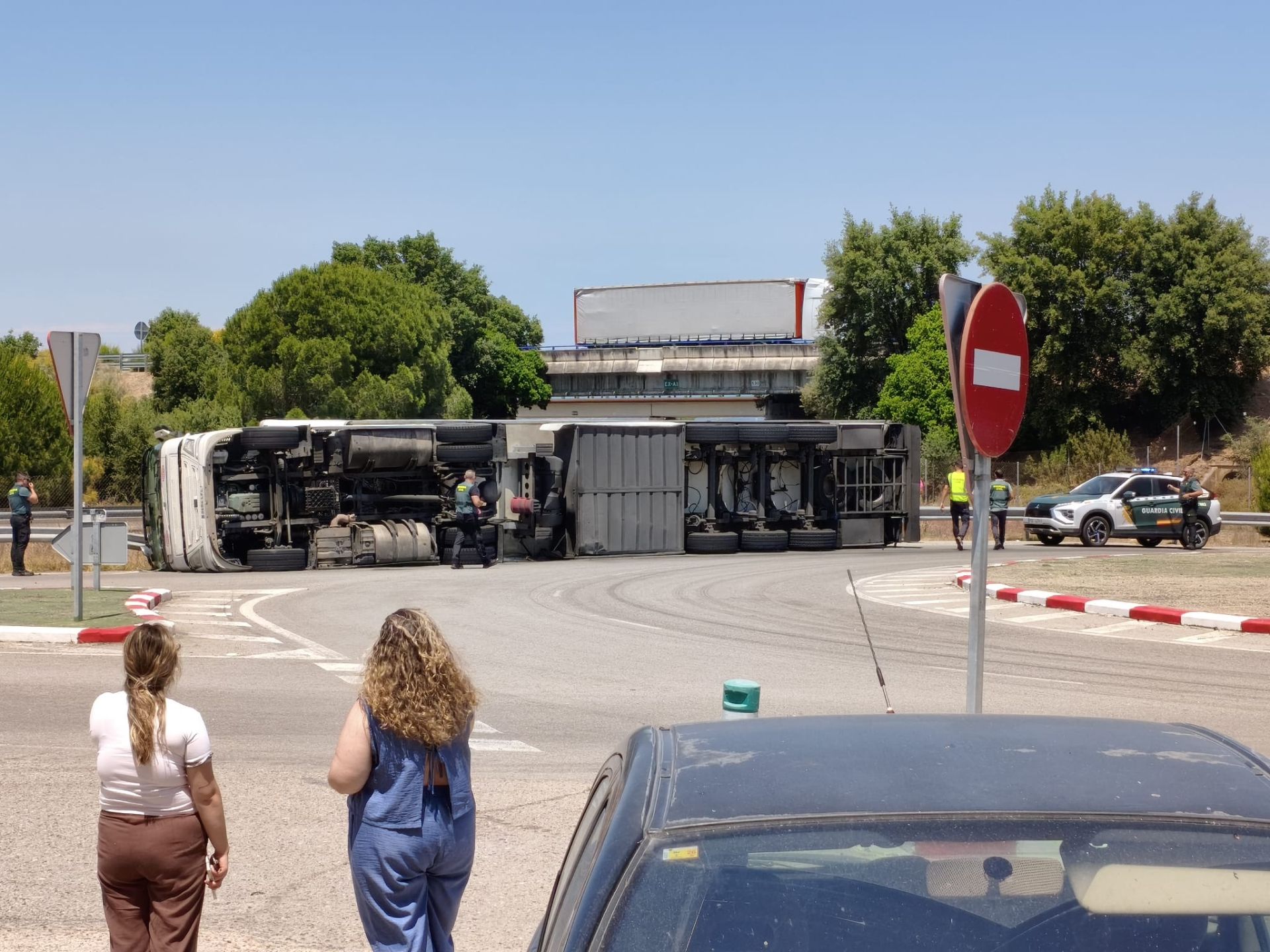 Imágenes del camión volcado en Navalmoral