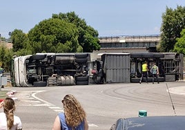 Imágenes del camión volcado en Navalmoral