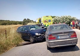 Vehículos implicados en el accidente de tráfico, ocurrido a mediodía.