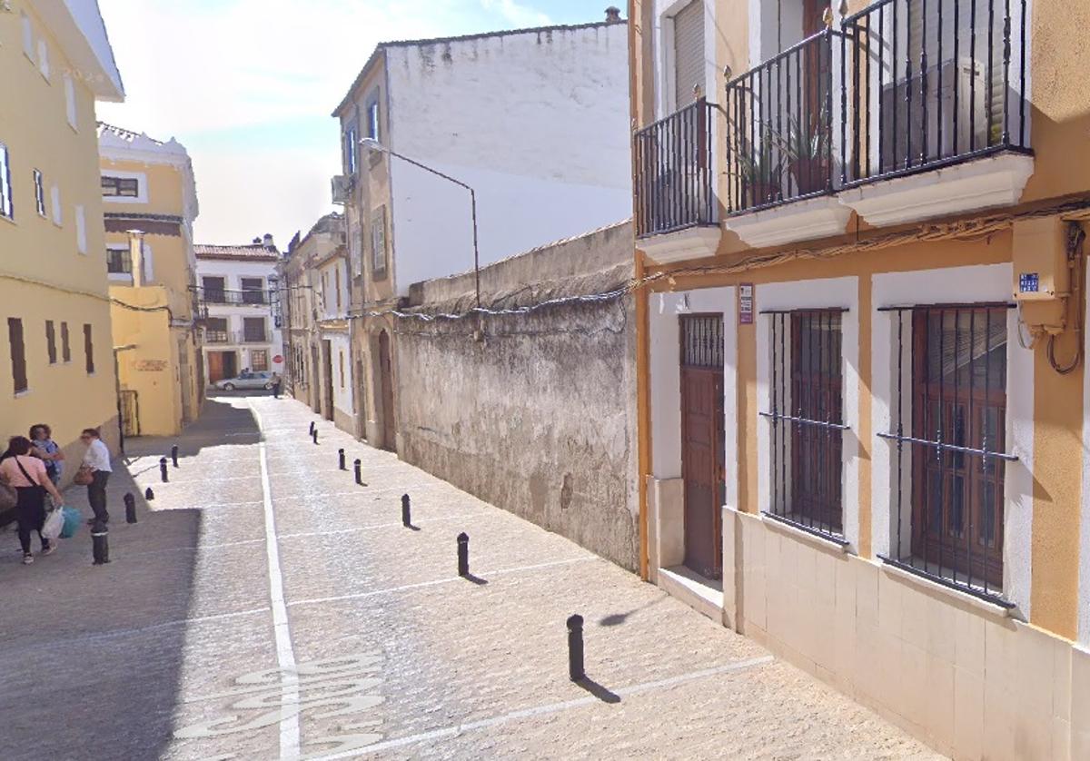 Juan Luis Salcedo estaba trabajando en la calle Sola de Trujillo cuando sufrió el fatal accidente laboral.