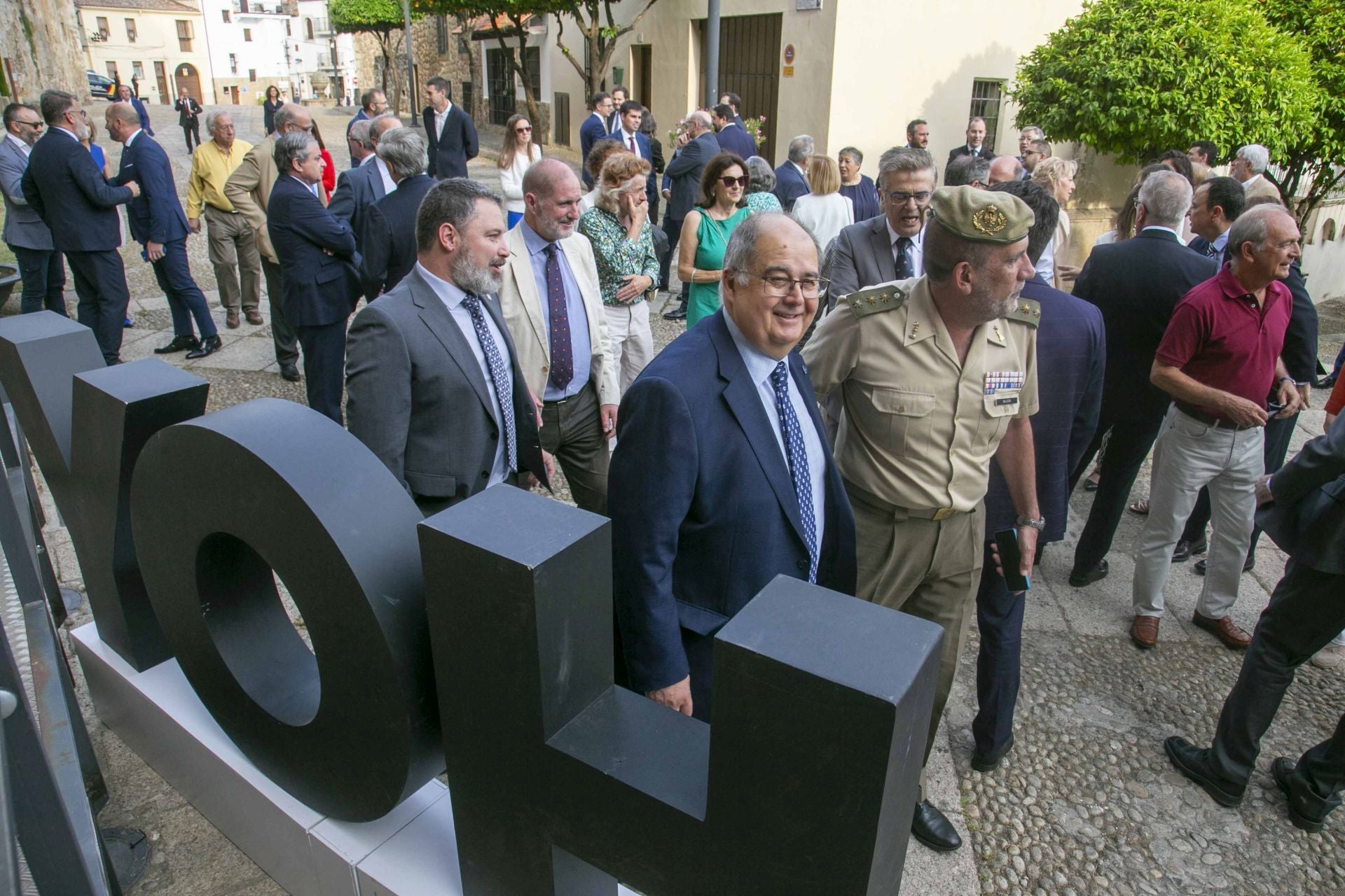 Los invitados acceden a la iglesia de Santo Domingo, en Plasencia, que acogió la gala de la entrega de premios Extremeños de HOY.