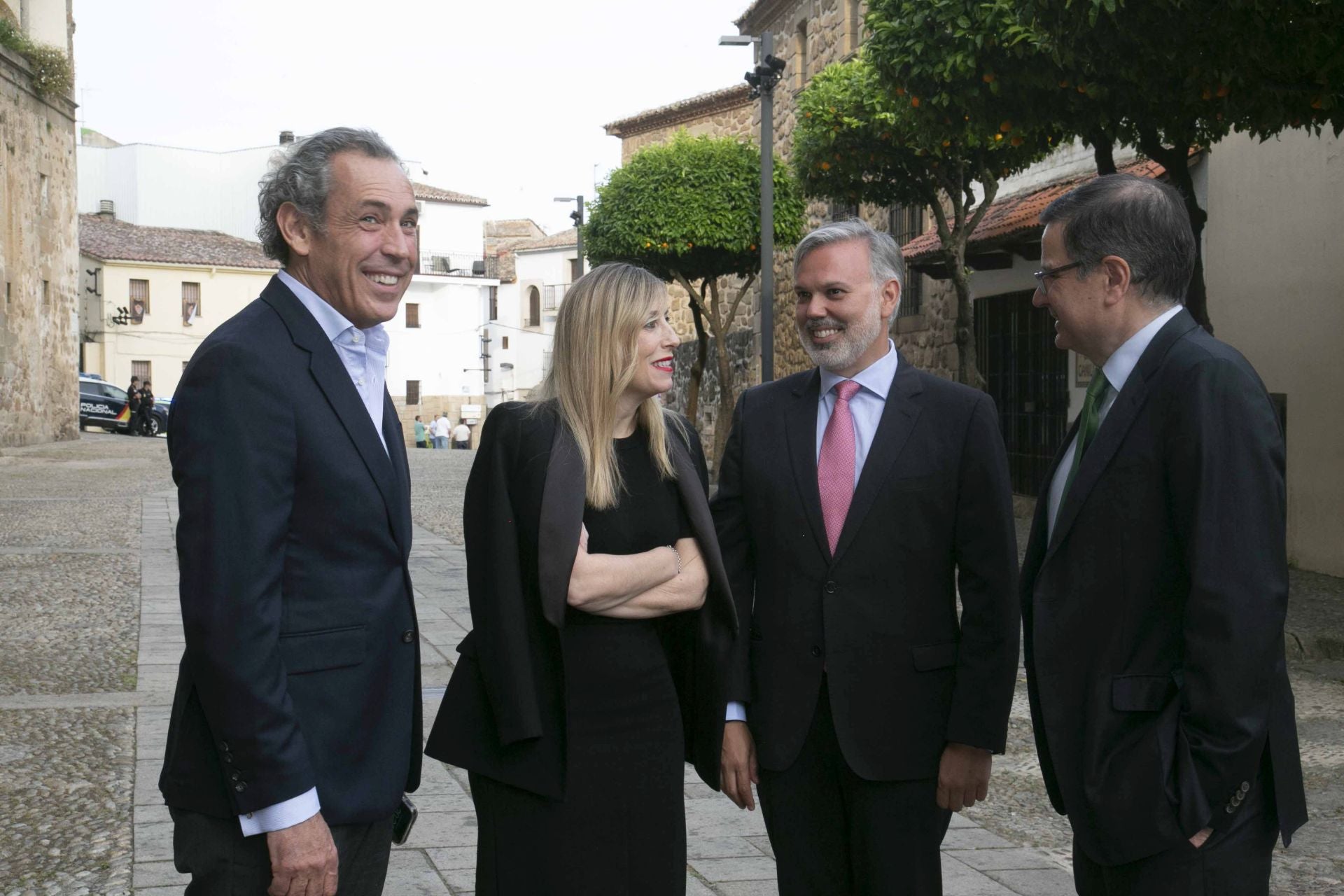 Manuel Mirat, María Guardiola, Fernando Pizarro y José Orantos conversan antes del acto.