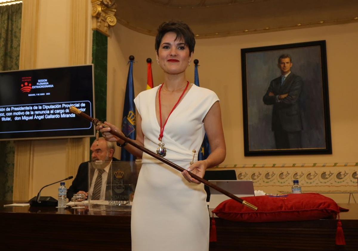 Raquel del Puerto con el bastón de mando tras su nombramiento como presidenta de la Diputación de Badajoz.