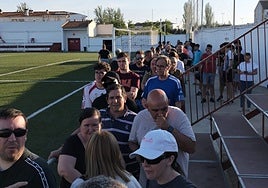 Colas en el Fernando Robina para hacerse con una entrada.