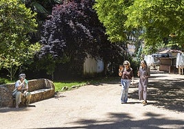 Imagen de archivo de personas en Badjoz con abanicos y botellas de agua.