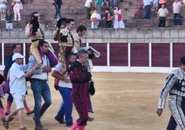 Alejandro Talavante y Emilio de Justo, acompados del mexicano Octavio García 'El Payo', salen a hombros de la plaza de Villafranca de los Barros.