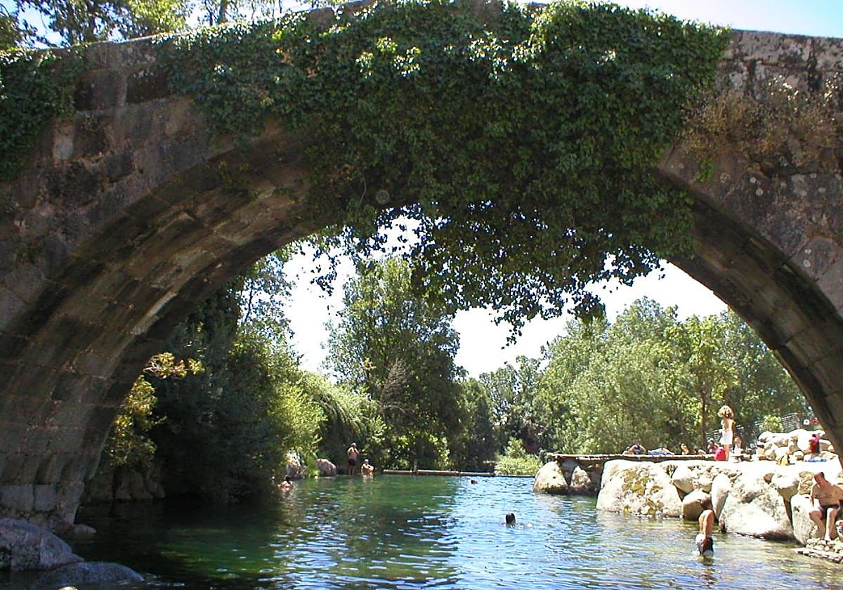 Garganta Jaranda en Jarandilla de la Vera, una de las piscinas naturales reconocidas de Extremadura, en un verano con numerosos bañistas.