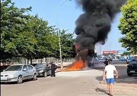 Los bomberos de Badajoz sofocan un incendio que afecta a cuatro contenedores y dos vehículos en San Roque