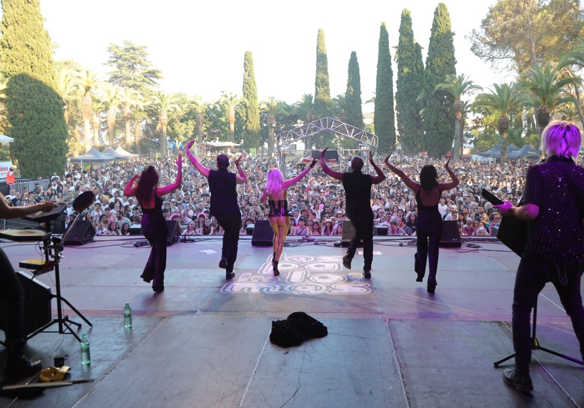 La explanada de la Alcazaba se llenó para el concierto de Nebulossa.
