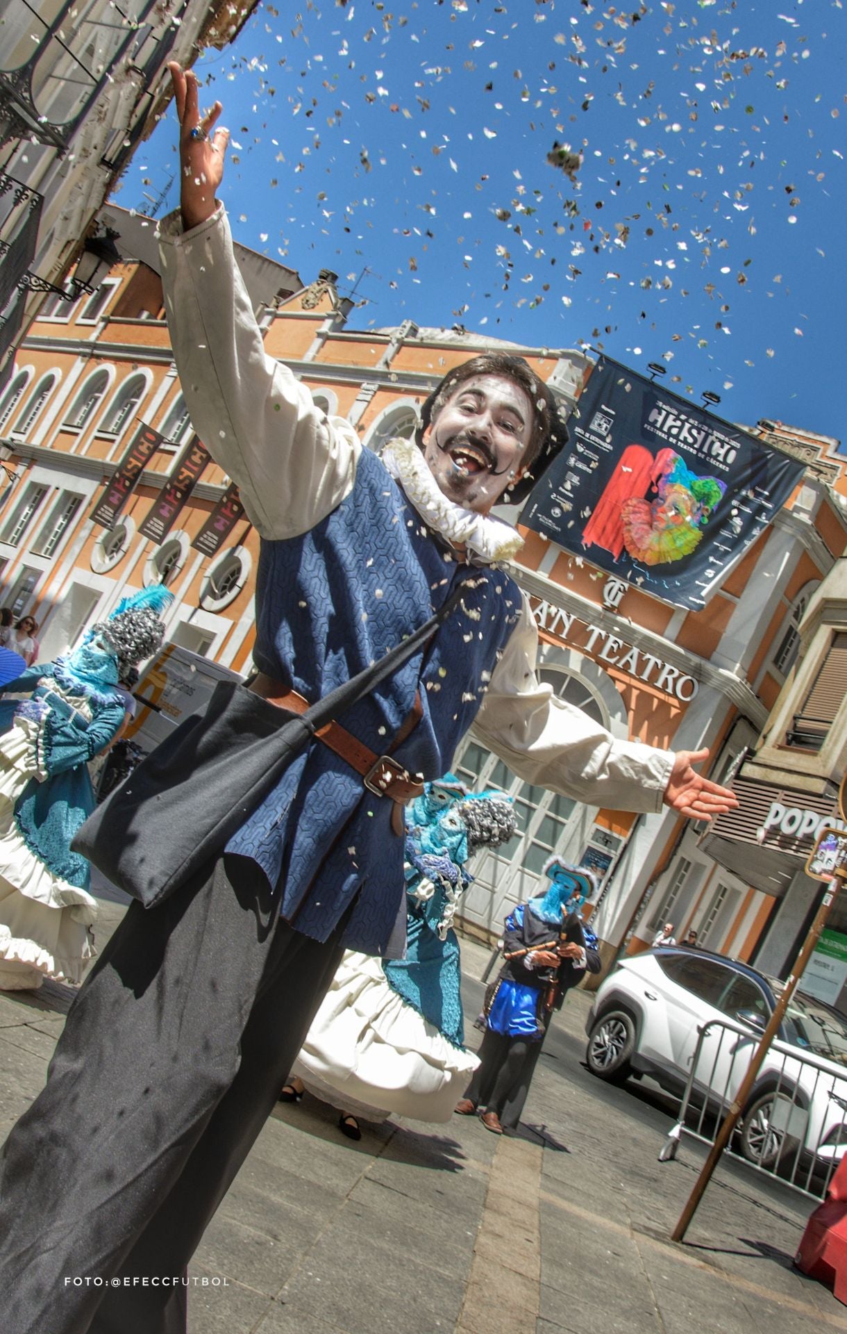 Así ha sido el pasacalles en el marco del Festival de Teatro Clásico de Cáceres