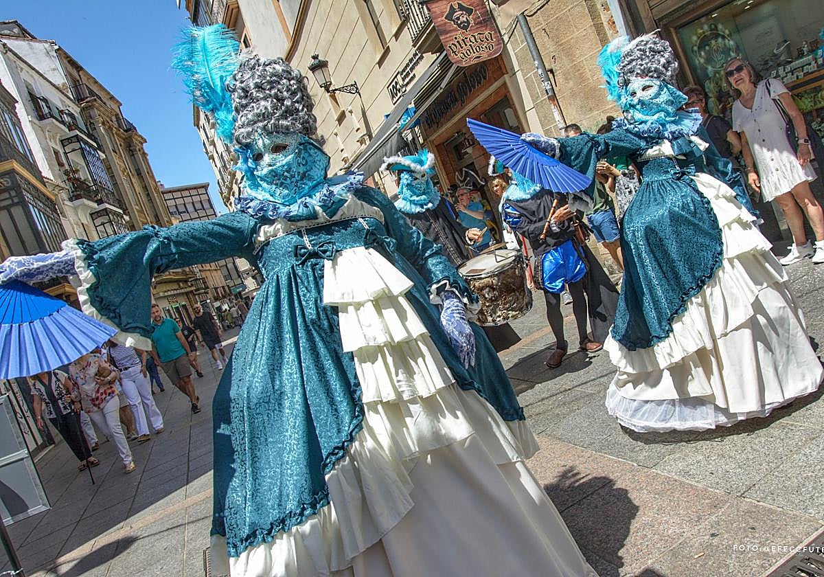 Así ha sido el pasacalles en el marco del Festival de Teatro Clásico de Cáceres