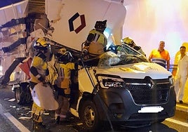 Fotos | Así ha quedado el camión accidentado en el túnel de Miravete