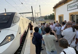 Plasencia celebra la entrada del primer Alvia con chocolate, churros y reivindicación