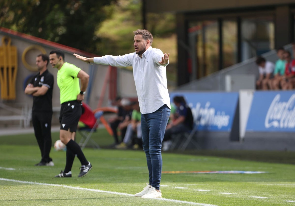 Sergi Guilló pide calma a su equipo durante la vuelta en Zubieta entre la Real B y el Mérida.