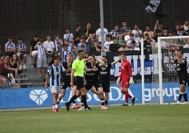 Los jugadores del Mérida protestan una de las decisiones del árbitro Brull Aceretre en Zubieta.
