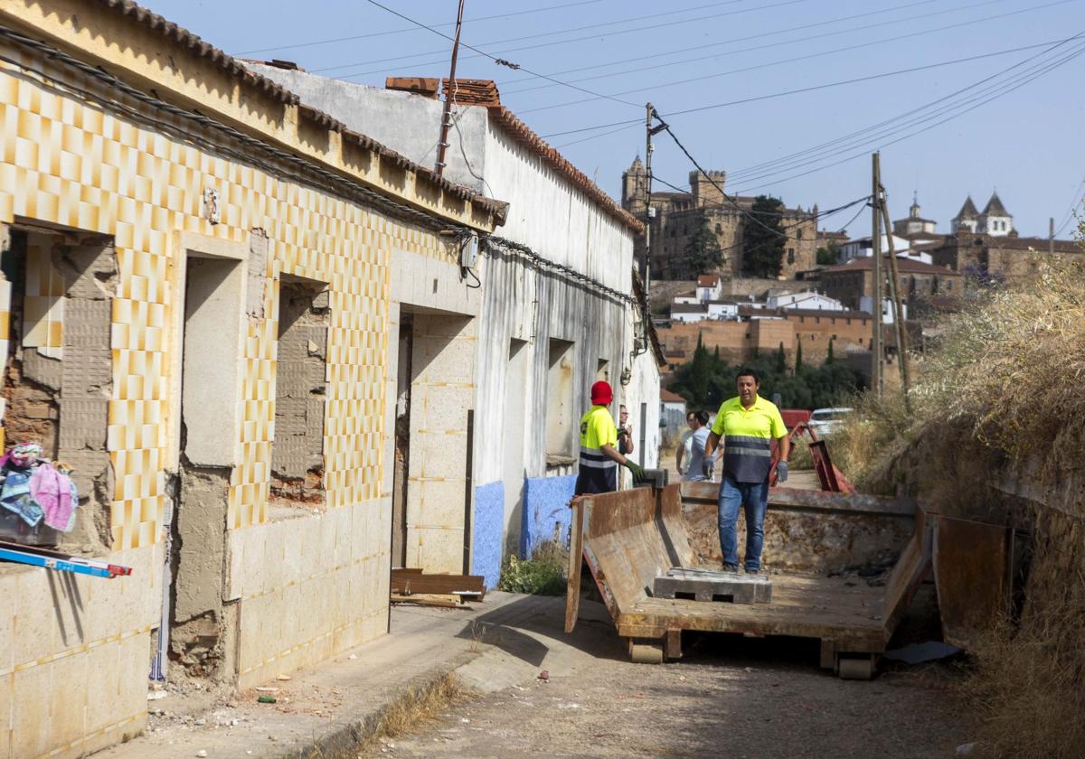 Fotos | Empiezan los derribos en el Alto de Fuente Fría, en Cáceres