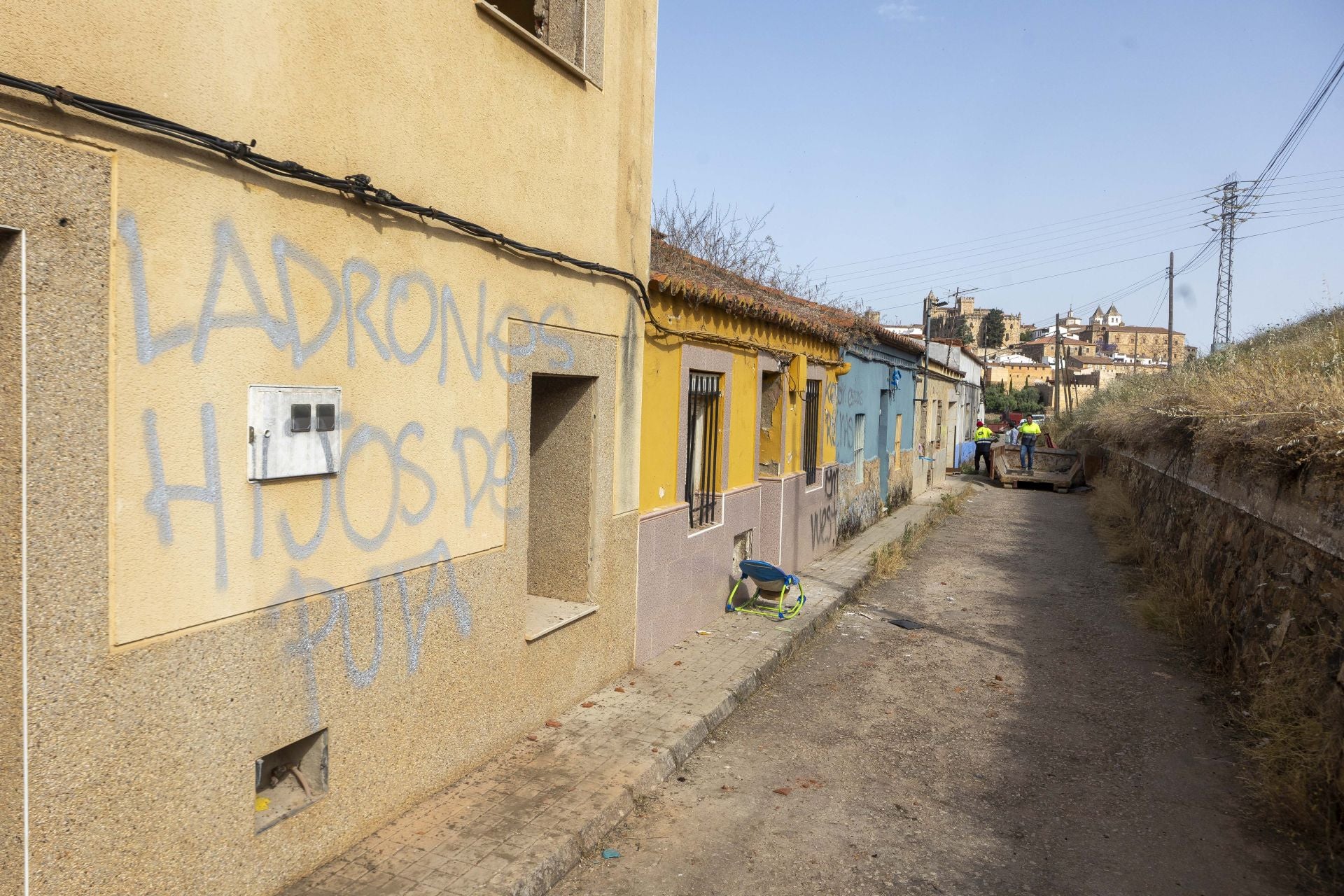 Fotos | Empiezan los derribos en el Alto de Fuente Fría, en Cáceres