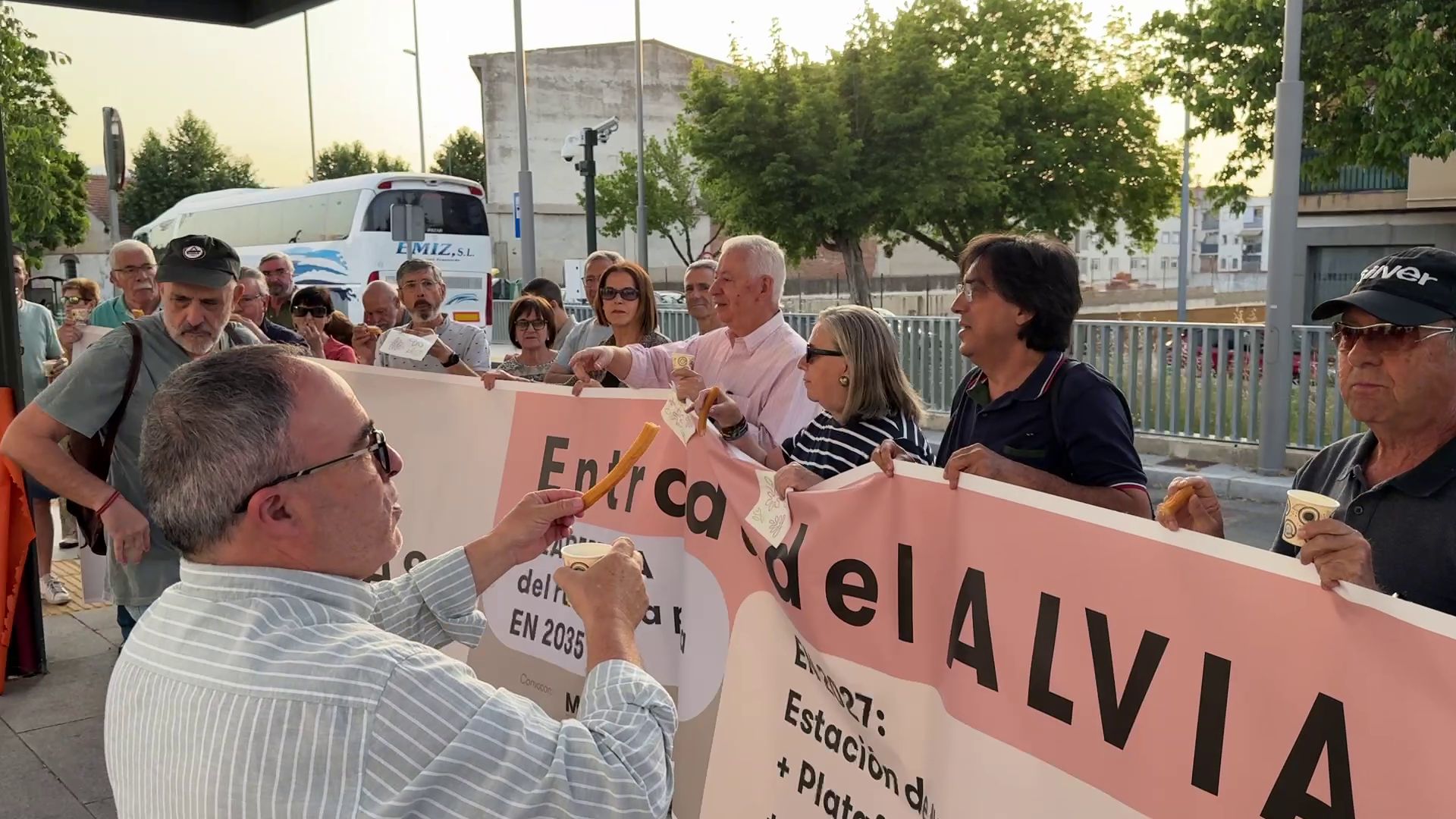 Plasencia celebra la entrada del primer Alvia con chocolate, churros y reivindicación
