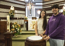 Irene y Héctor junto a la pila bautismal de la parroquia de San José.