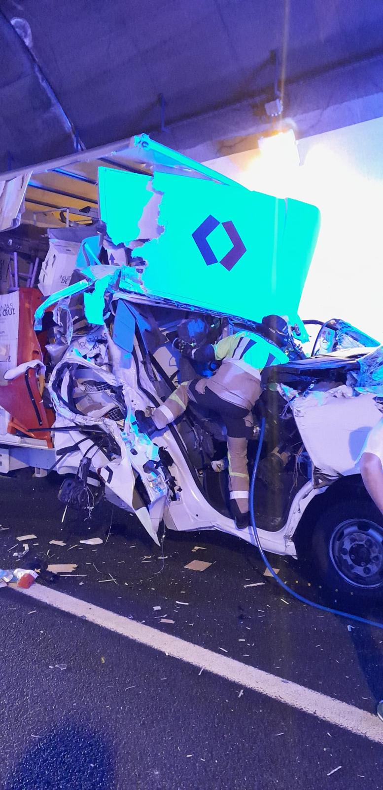 Fotos | Así ha quedado el camión accidentado en el túnel de Miravete