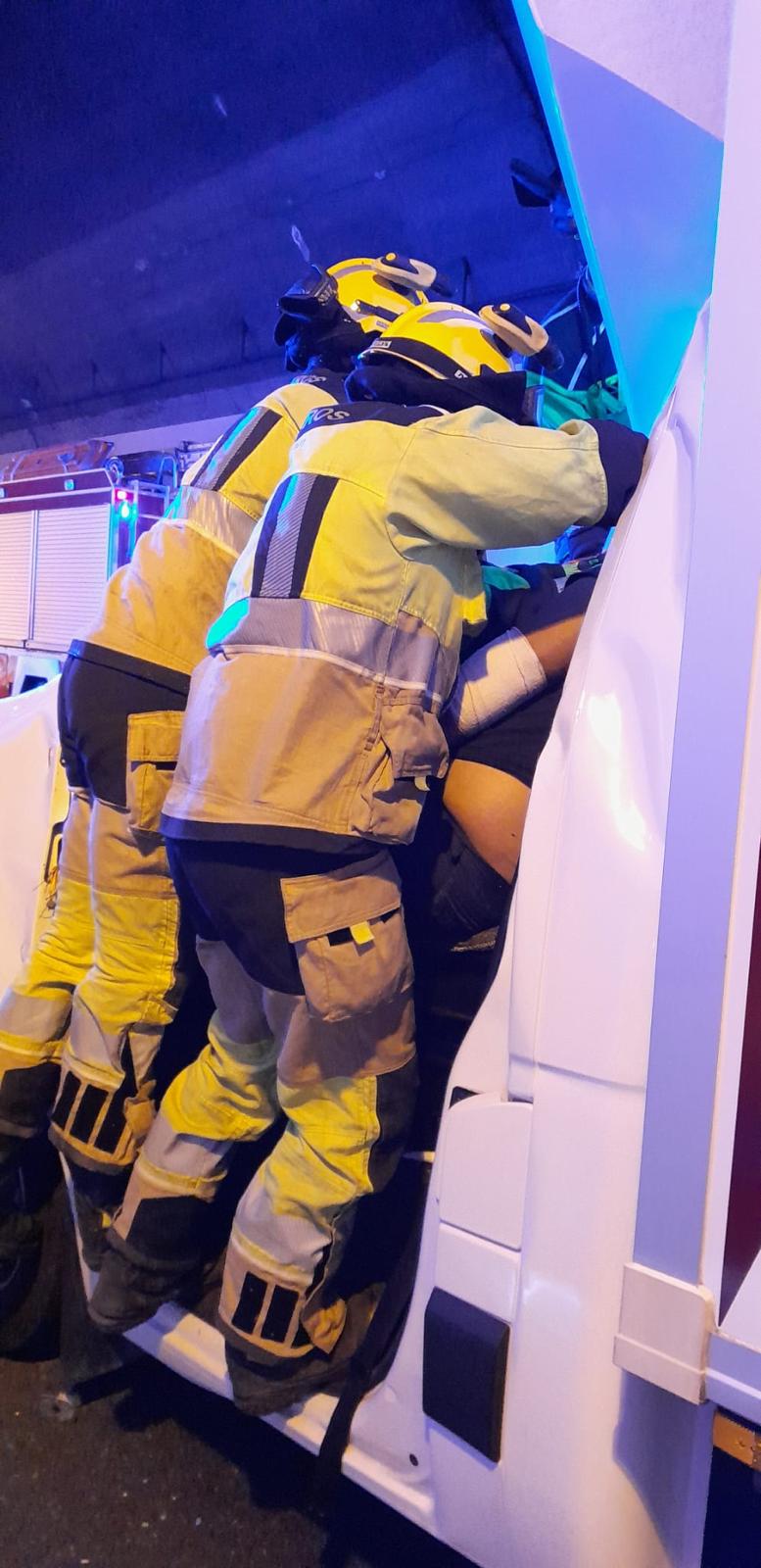 Fotos | Así ha quedado el camión accidentado en el túnel de Miravete