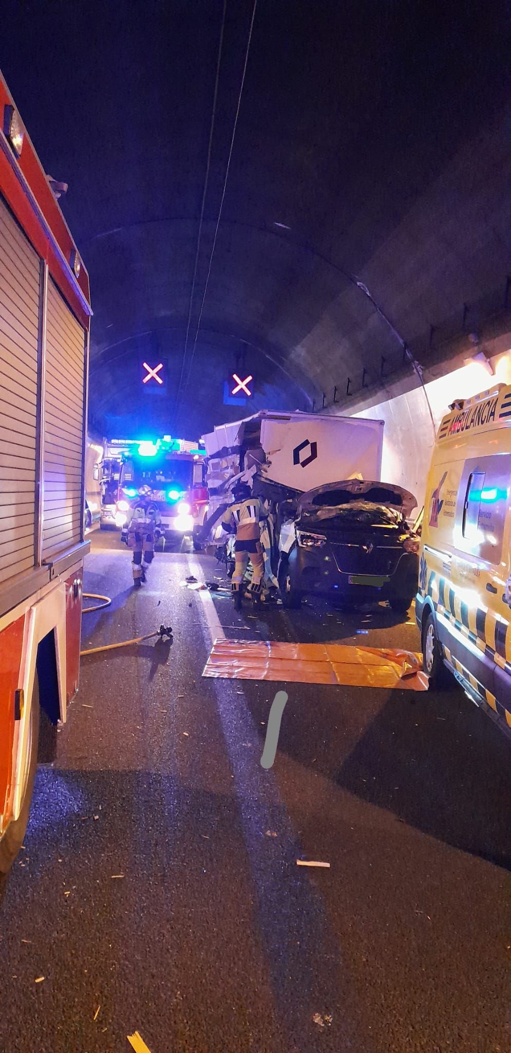 Fotos | Así ha quedado el camión accidentado en el túnel de Miravete