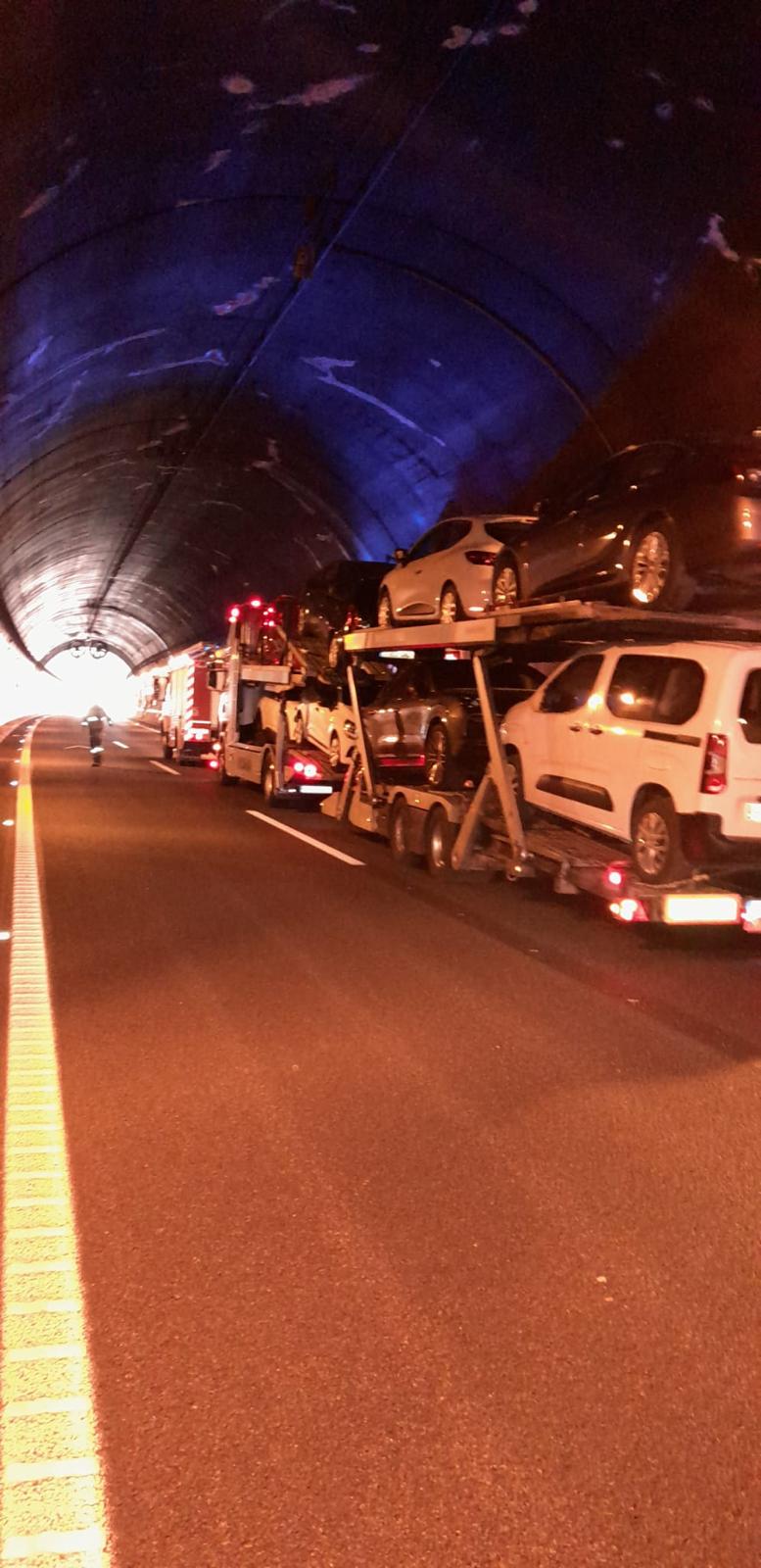 Fotos | Así ha quedado el camión accidentado en el túnel de Miravete