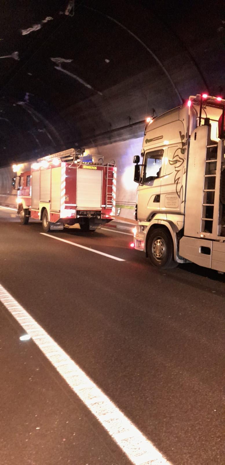 Fotos | Así ha quedado el camión accidentado en el túnel de Miravete