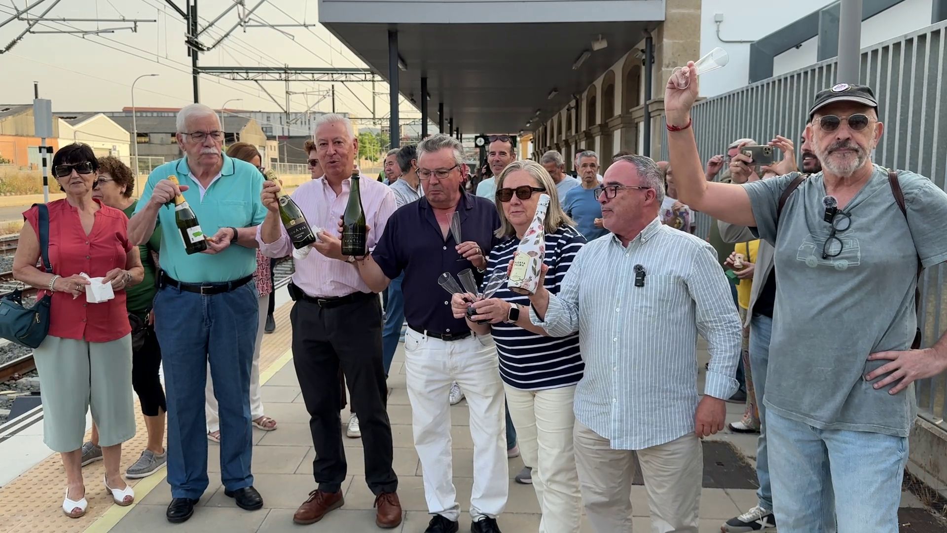 Plasencia celebra la entrada del primer Alvia con chocolate, churros y reivindicación