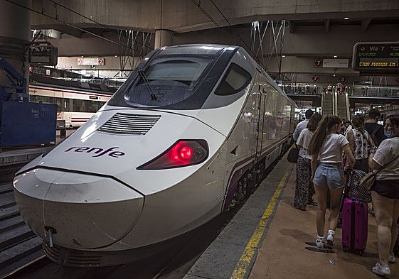 Tren Alvia del servicio a Extremadura en la estación madrileña de Atocha en una imagen de archivo.